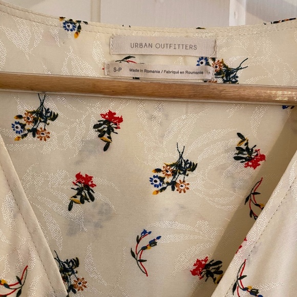 Urban Outfitters Floral Cinched Top - Picture 4 of 5